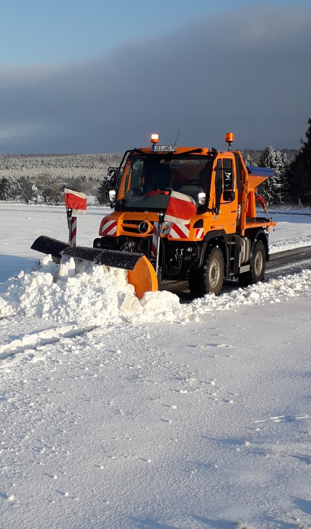 Februar 2020: Schneedienstreglungen: Ein Foto eines Schneeschiebers der Stadt Usingen im Einsatz.