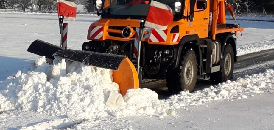 Februar 2020: Schneedienstreglungen: Ein Foto eines Schneeschiebers der Stadt Usingen im Einsatz.