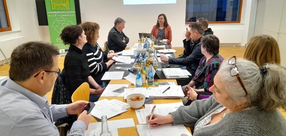 Mitglieder des Entscheidungsgremiums bei der Projektbewertung