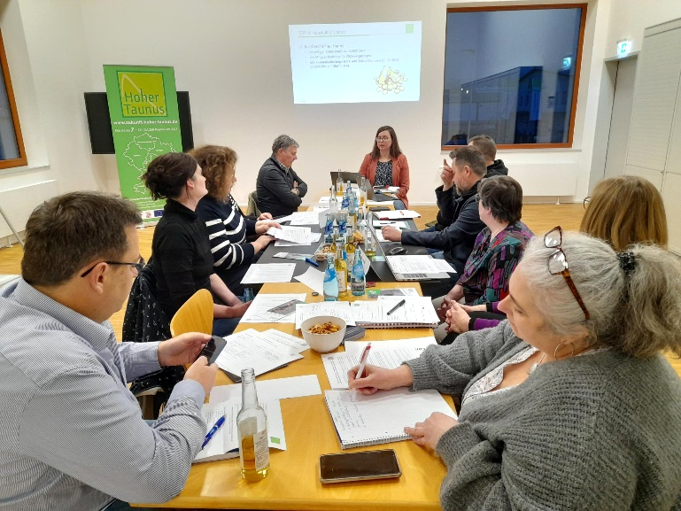 Mitglieder des Entscheidungsgremiums bei der Projektbewertung