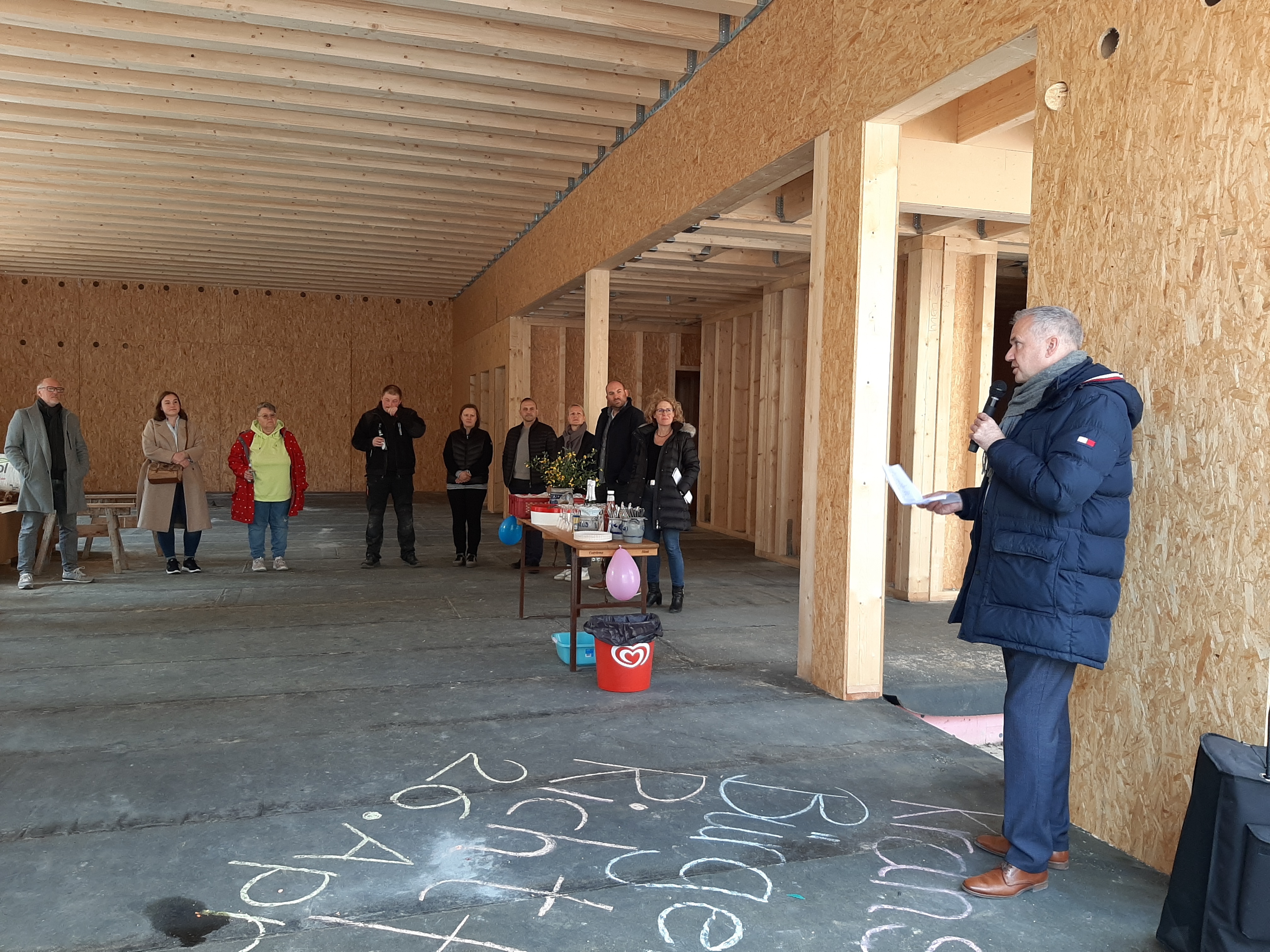 Richtfest Neubau Bürgerhaus und Kita Kransberg: Bürgermeister Steffen Wernard begrüßt und eröffnet das Richtfest.