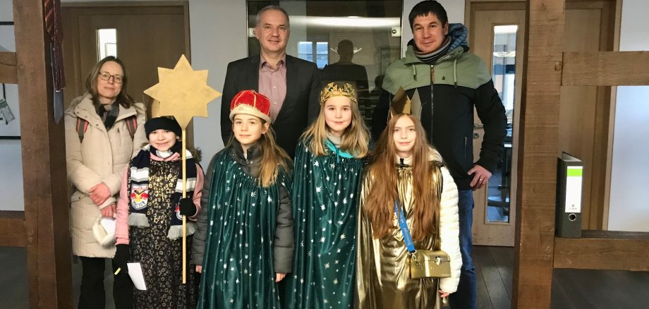 Große Freude herrschte beim Usinger Bürgermeister Steffen Wernard im Rahmen des Besuchs der Sternsinger im Usinger Rathaus. Die jungen Sängerinnen und ihre Begleitung vom katholischen Kirchort St. Laurentius in Usingen spendeten nicht nur der Stadtverwaltung den Segen für das Jahr 2024, sondern erfreuten das Usinger Stadtoberhaupt auch mit zwei Liedern und einem Gedichtvortrag.