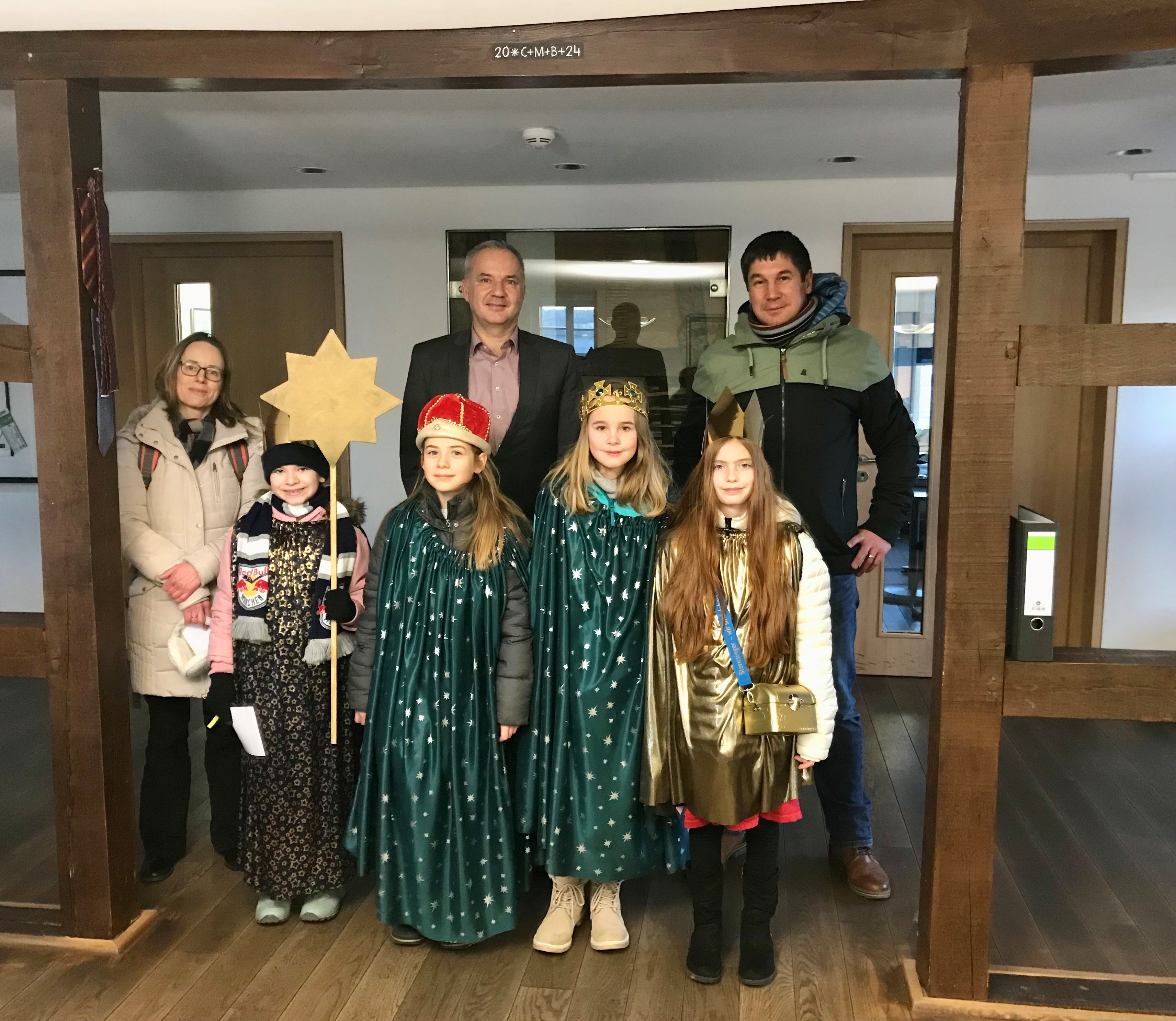 Große Freude herrschte beim Usinger Bürgermeister Steffen Wernard im Rahmen des Besuchs der Sternsinger im Usinger Rathaus. Die jungen Sängerinnen und ihre Begleitung vom katholischen Kirchort St. Laurentius in Usingen spendeten nicht nur der Stadtverwaltung den Segen für das Jahr 2024, sondern erfreuten das Usinger Stadtoberhaupt auch mit zwei Liedern und einem Gedichtvortrag.