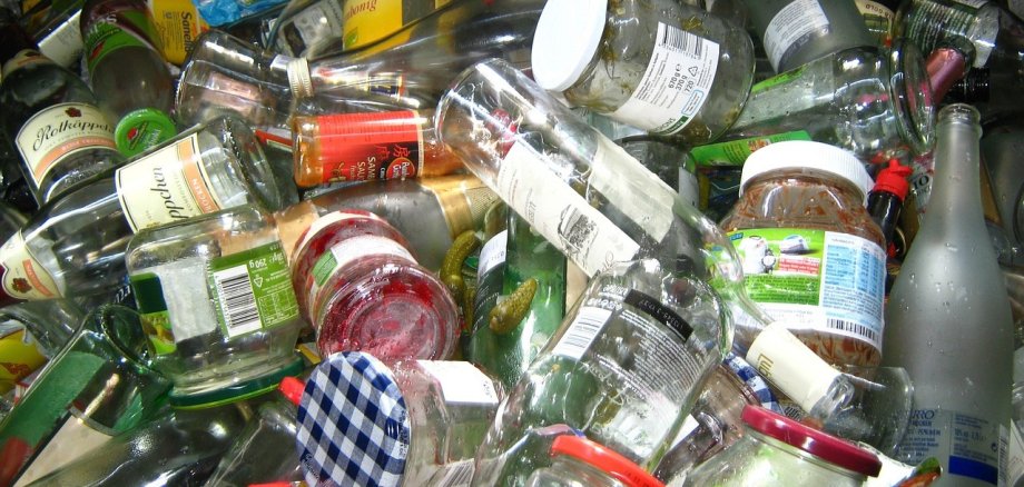 Altglas gesammelt aus einem Container