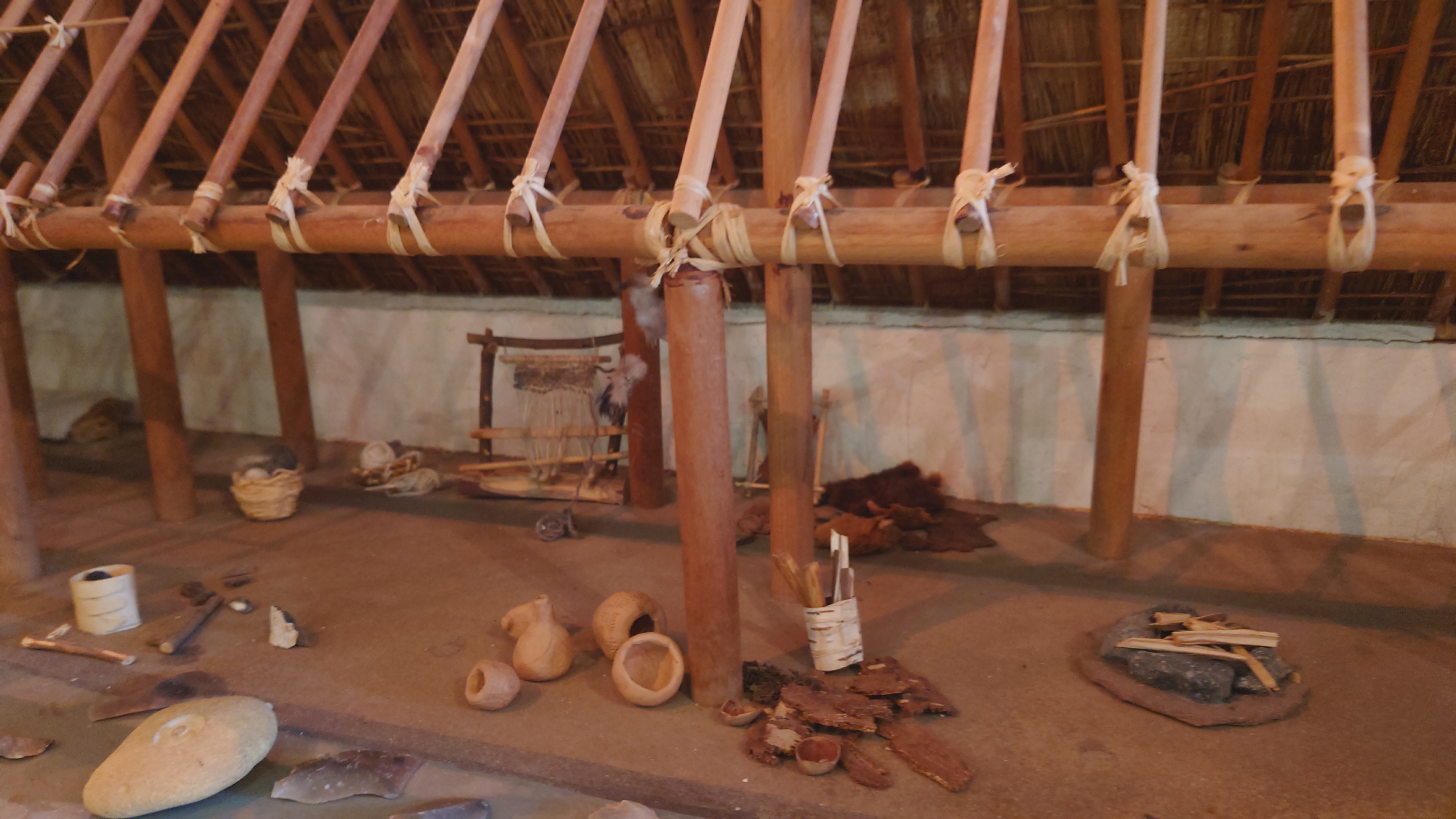 Auf einem alten Dachboden, welcher hauptsächlich aus Holz ist, liegen bargen Werkzeuge, Mahlwerksteine und Dinge des täglichen Gebrauchs bis hin zu Ausgrabungsstücken eines Langhauses.