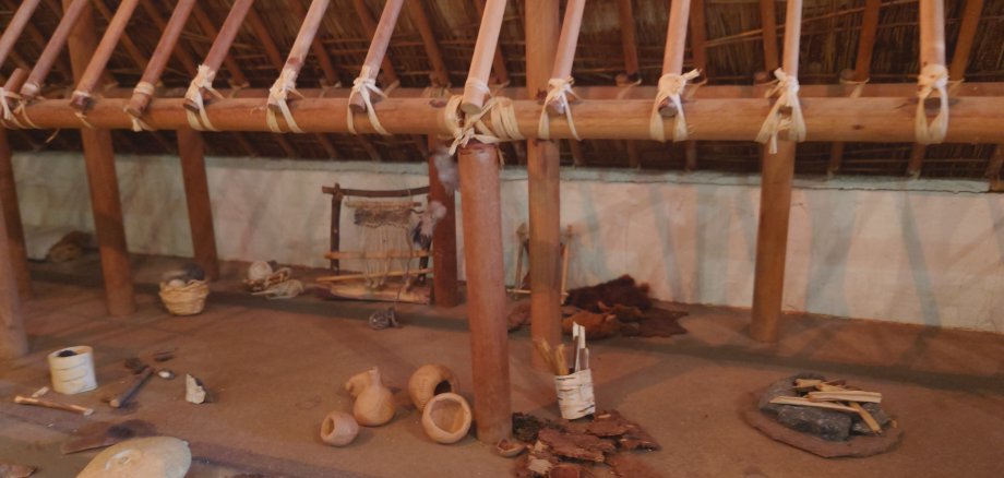 Auf einem alten Dachboden, welcher hauptsächlich aus Holz ist, liegen bargen Werkzeuge, Mahlwerksteine und Dinge des täglichen Gebrauchs bis hin zu Ausgrabungsstücken eines Langhauses.