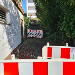 Ein seitlicher Weg mit zwei Treppen, welcher direkt zum Grundstück führt.