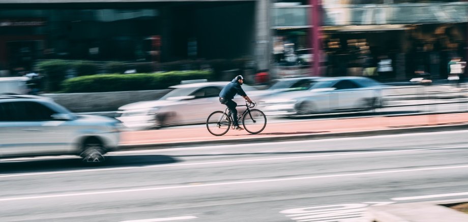 Ein Mann auf einem Fahrrad in der Stadt.