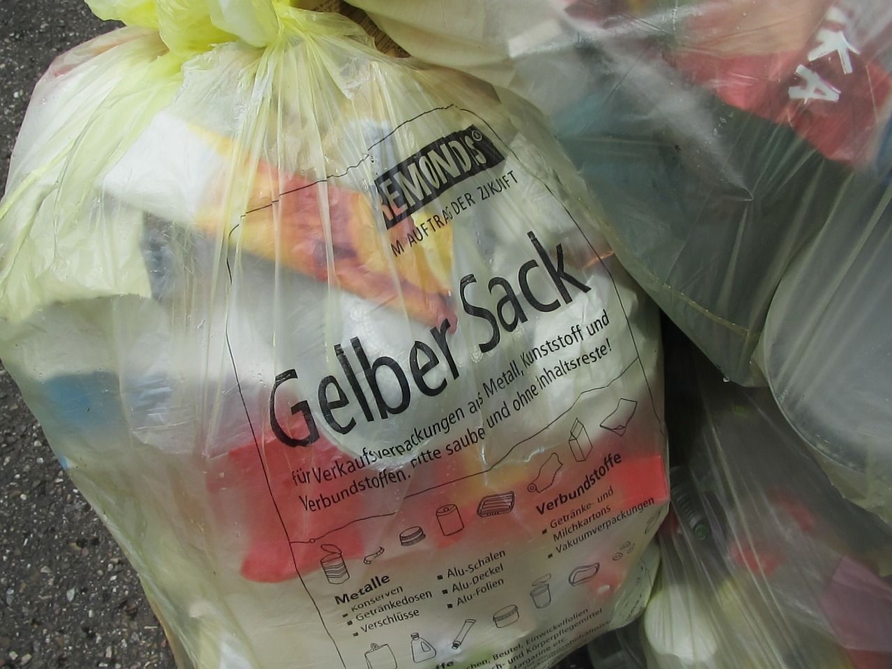 Ein gelber Sack mit ganz viel Plastikmüll