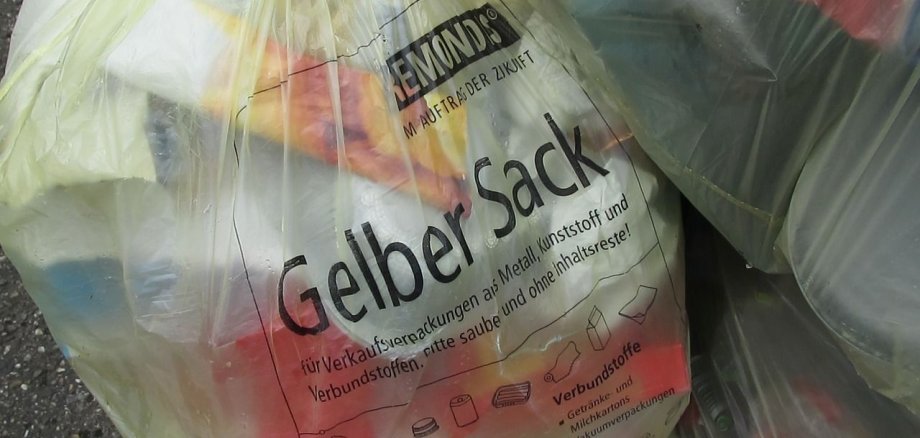 Ein gelber Sack mit ganz viel Plastikmüll
