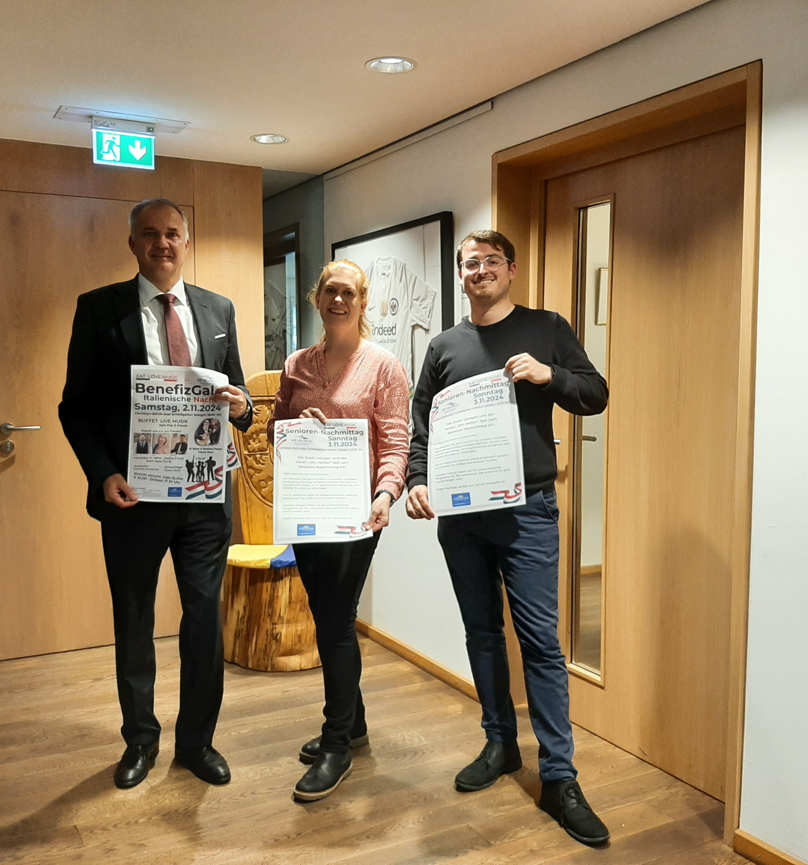 Auf dem Bild sind v.l.n.r. zu sehen: Bürgermeister Steffen Wernard, Nadine Fork (Engagementförderung der Stadt Usingen), Maximilian Böttrich (Kassierer, Wir helfen e.V.)