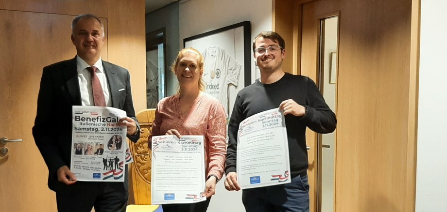 Auf dem Bild sind v.l.n.r. zu sehen: Bürgermeister Steffen Wernard, Nadine Fork (Engagementförderung der Stadt Usingen), Maximilian Böttrich (Kassierer, Wir helfen e.V.)