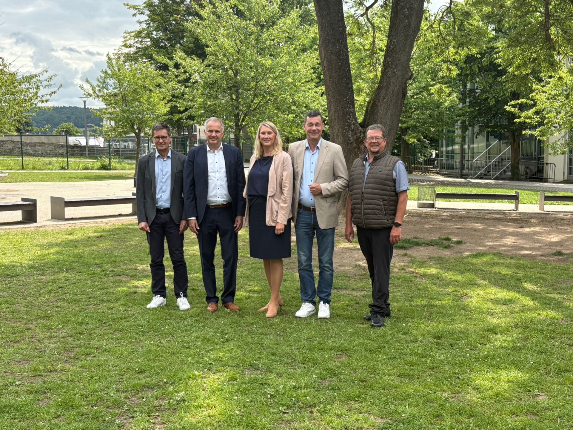 Auf dem Foto sind Bürgermeister, Hauptamtsleiter und 1. Beigeordnete der unterzeichnenden Kommunen zu sehen.