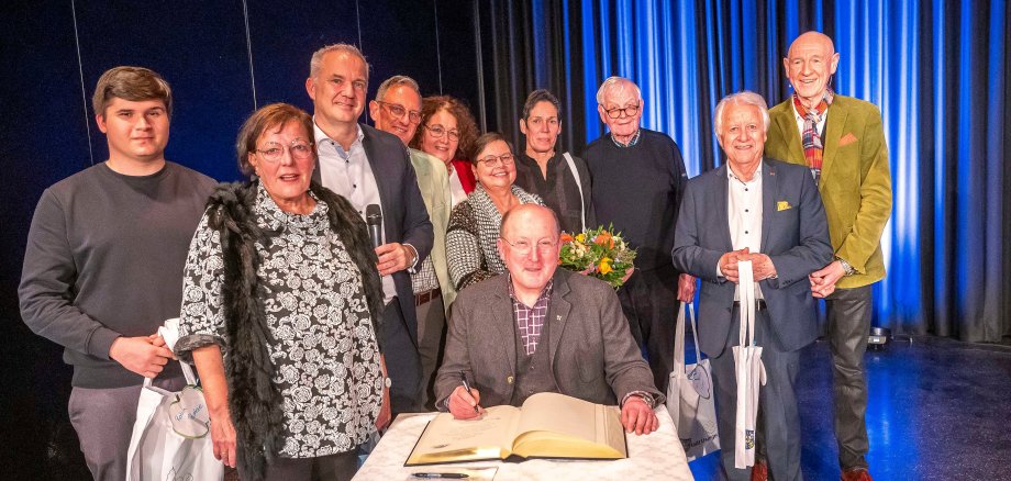 Die Projektgruppe brachte die Usinger Blickpunkte stets professionell auf die Bühne. Zum Abschied trug sich der letzte Gast, Dr. Johannes zu Eltz, in das Goldene Buch der Satdt Usingen ein.