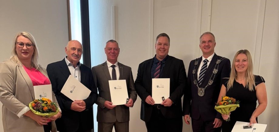 Verleihung der Ehrennadel der Stadt Usingen, zu sehen sind v.l.n.r. Ramona Rautenstrauch, Jürgen Herrle, Jörg Worbs, Ralph Selling, Bürgermeister Steffen Wernard und Michelle Heider-Gajic