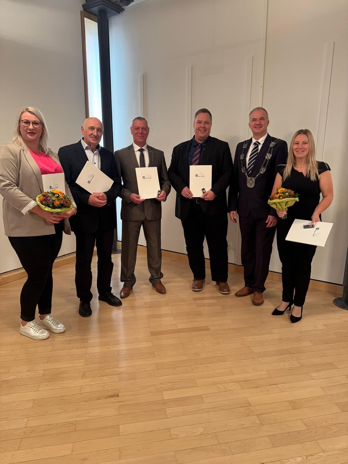 Verleihung der Ehrennadel der Stadt Usingen, zu sehen sind v.l.n.r. Ramona Rautenstrauch, Jürgen Herrle, Jörg Worbs, Ralph Selling, Bürgermeister Steffen Wernard und Michelle Heider-Gajic