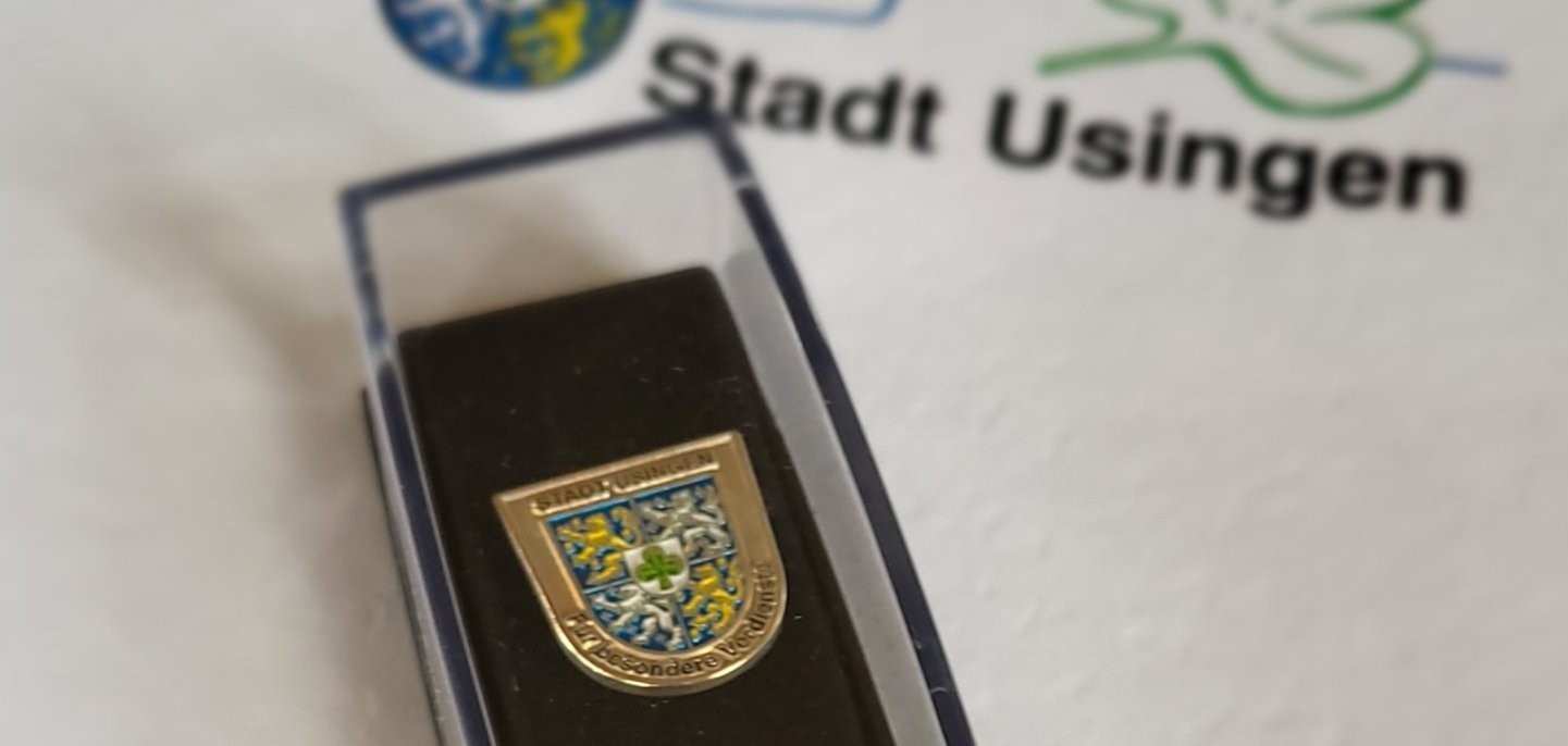 Sprudelnder Wasserhahn in einer Stadtumgebung