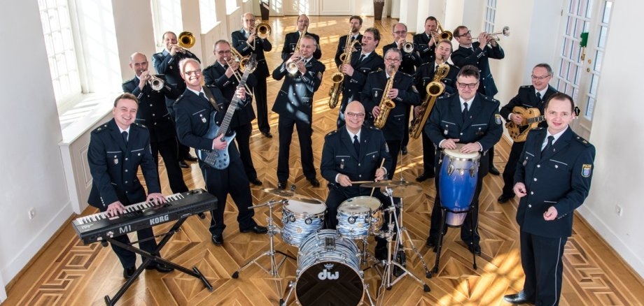 Gruppenbild der Musiker der Big-Band des Landespolizeiorchesters mit Instrumenten.