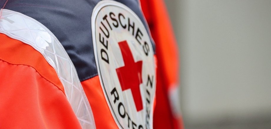 DRK Rückseite der Einsatzjacke des DRK auf dem das Logo des Deutschen Roten Kreuzes abgebildet ist.