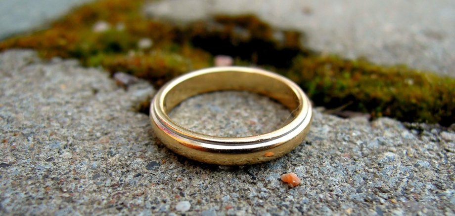 Goldener Ring auf Pflastersteinen.