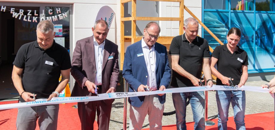 V. l. n. r.: Henry-Brauer (Geschäftsführer der Aquasport Wasserwelten), die Geschäftsführer der MLZ AG Heiko Zeuner und Friedhelm Schuch, Bürgermeister Steffen Wernard sowie Svenja Heinz (Geschäftsführerin der Aquasport Wasserwelten) beim Banddurchschnitt zur Eröffnung der neuen Schwimmschule