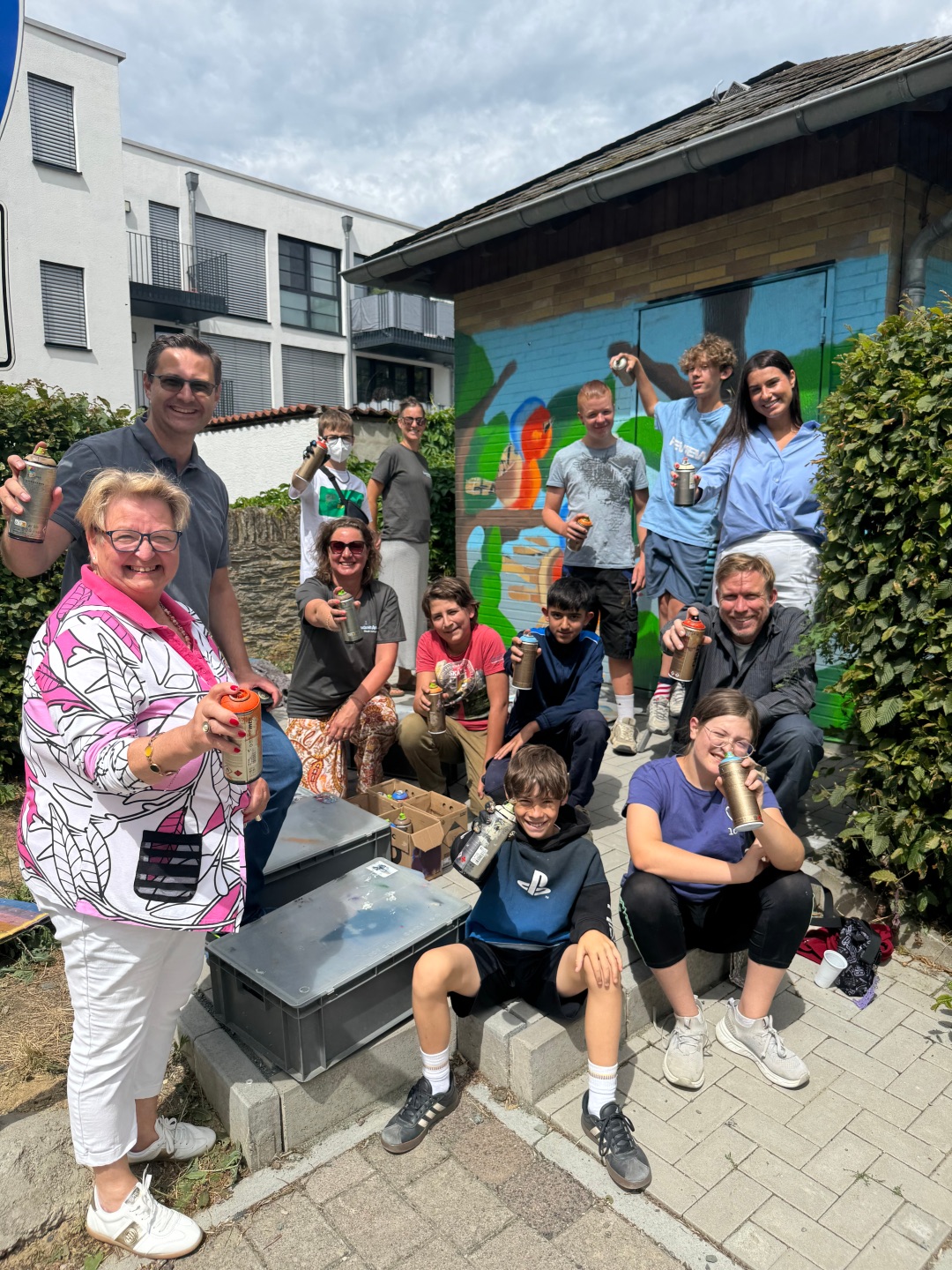 Kunst am Kasten Sprudelnder Wasserhahn in einer Stadtumgebung