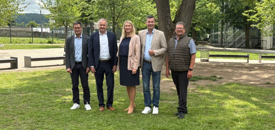 Auf dem Foto sind Bürgermeister, Hauptamtsleiter und 1. Beigeordnete der unterzeichnenden Kommunen zu sehen.