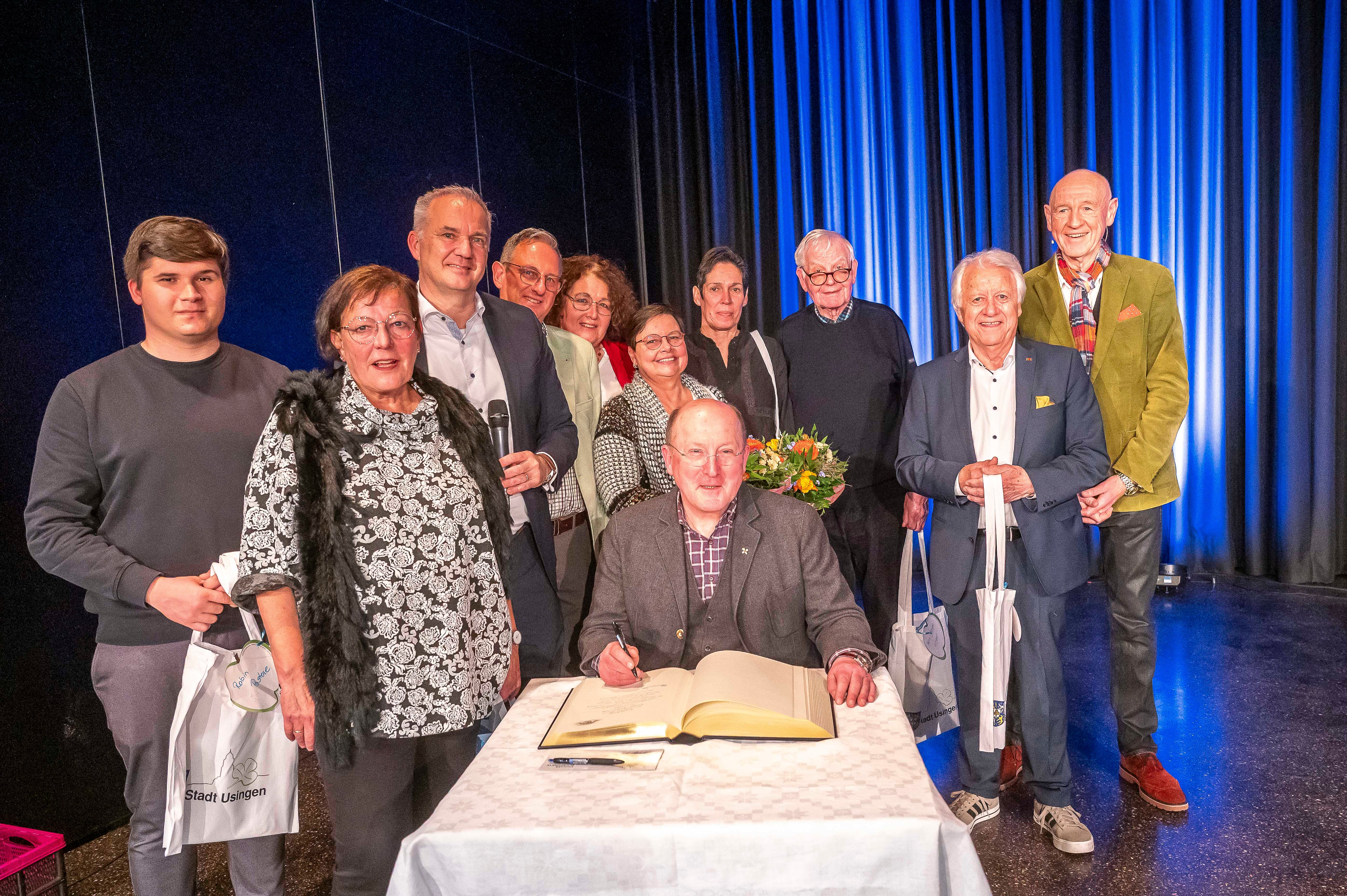 Die Projektgruppe brachte die Usinger Blickpunkte stets professionell auf die Bühne. Zum Abschied trug sich der letzte Gast, Dr. Johannes zu Eltz, in das Goldene Buch der Satdt Usingen ein. Die Projektgruppe brachte die Usinger Blickpunkte stets professionell auf die Bühne. Zum Abschied trug sich der letzte Gast, Dr. Johannes zu Eltz, in das Goldene Buch der Satdt Usingen ein.