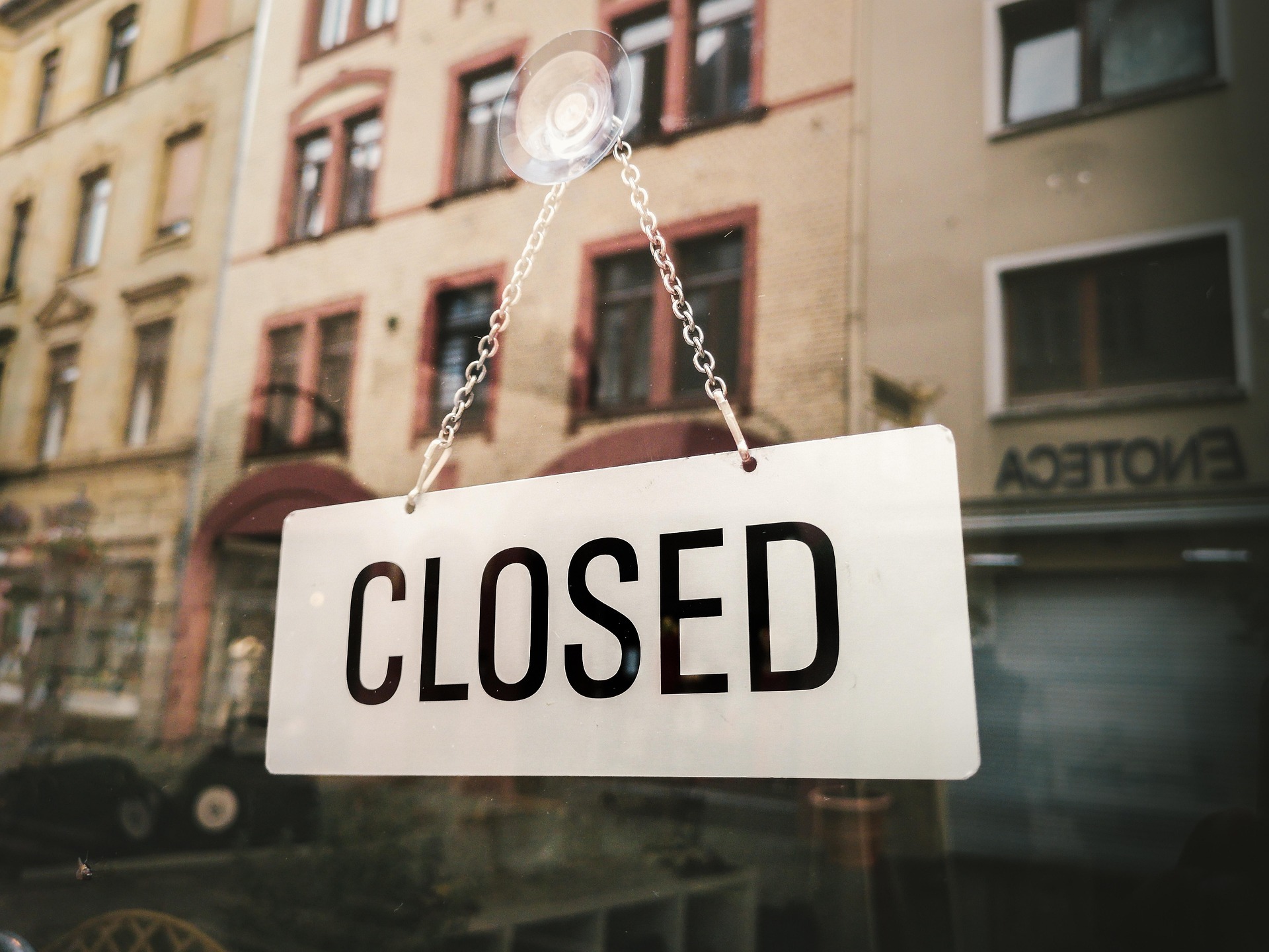 Schild in einem Schaufenster mit der Aufschrift "Closed".