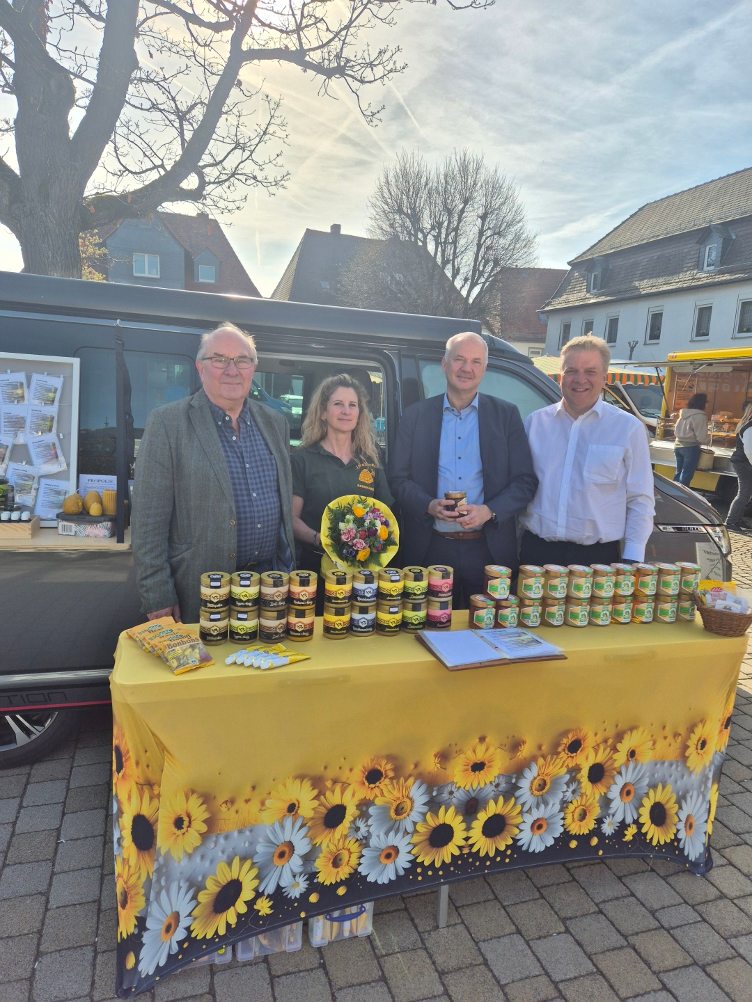 Bild des Imkereistandes mit Peter Oldorf, Silke Bernhadt, Bürgermeister Steffen Wernard und Landrat Ulrich Krebs