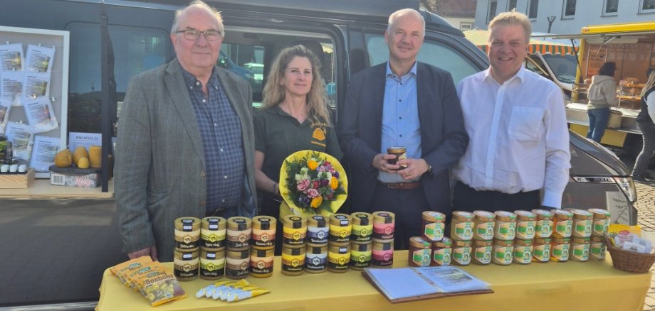 Bild des Imkereistandes mit Peter Oldorf, Silke Bernhadt, Bürgermeister Steffen Wernard und Landrat Ulrich Krebs