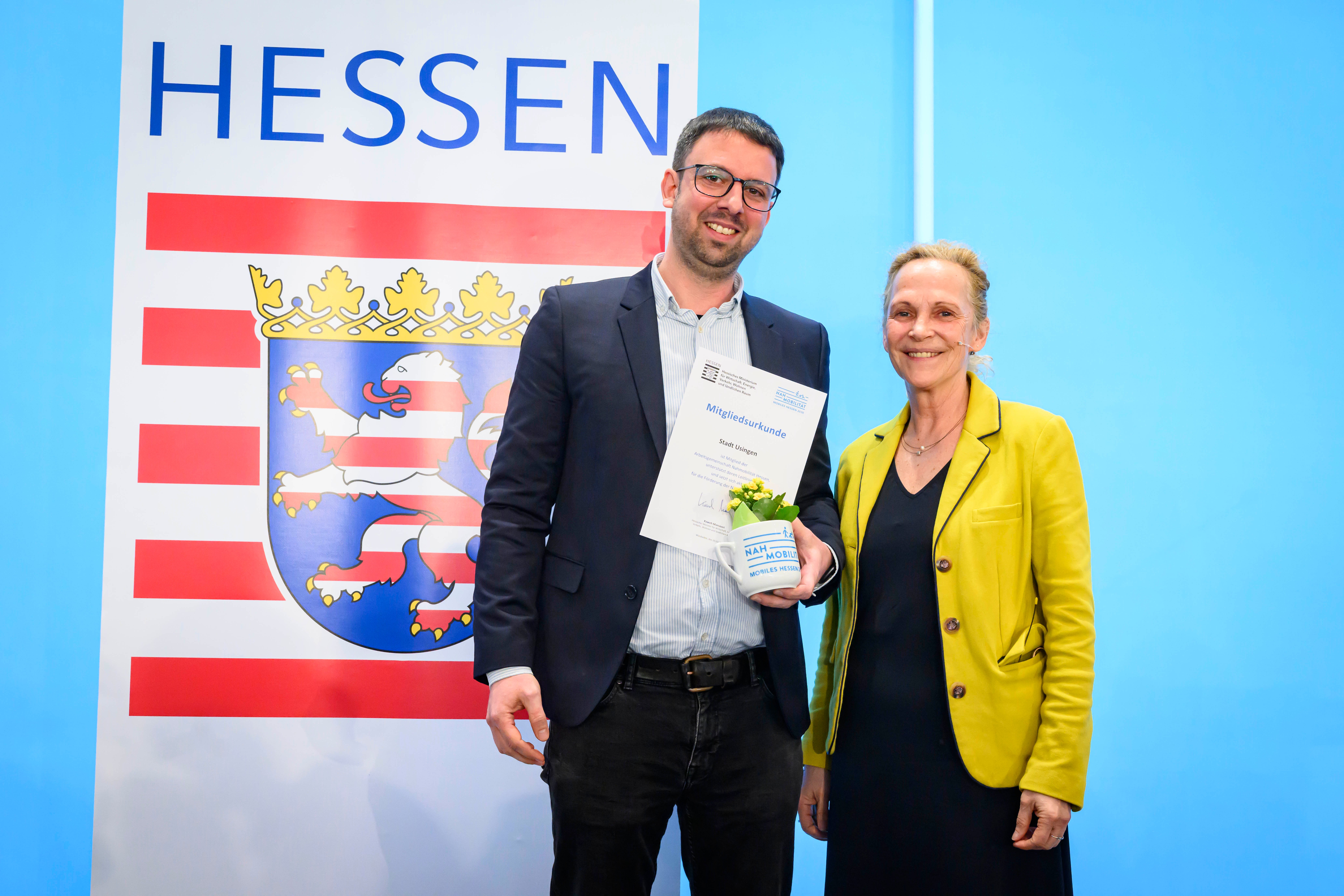 Staatssekretärin Ines Fröhlich überreicht die Mitgliedsurkunde stellvertretend an Usingens Klimaschutzmanager Fabian Wagenbach im Rahmen des Nahmobilitätskongresses 2025 Staatssekretärin Ines Fröhlich überreicht die Mitgliedsurkunde stellvertretend an Usingens Klimaschutzmanager Fabian Wagenbach im Rahmen des Nahmobilitätskongresses 2025