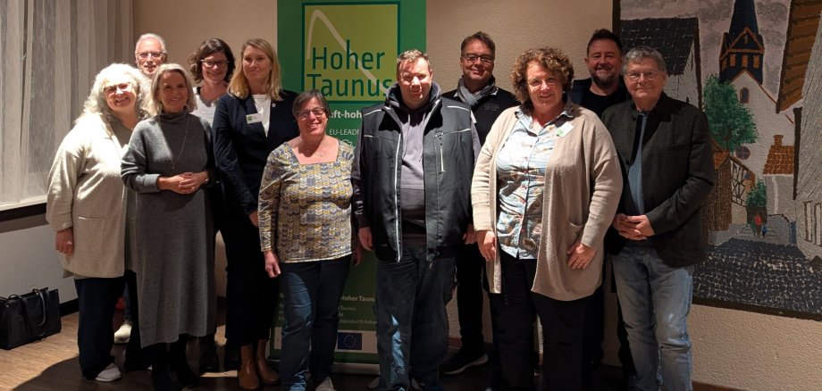 Auf dem Bild sind elf Mitglieder des neu gewählten Vorstands zu sehen, stellvertretend für das gesamte engagierte Team.