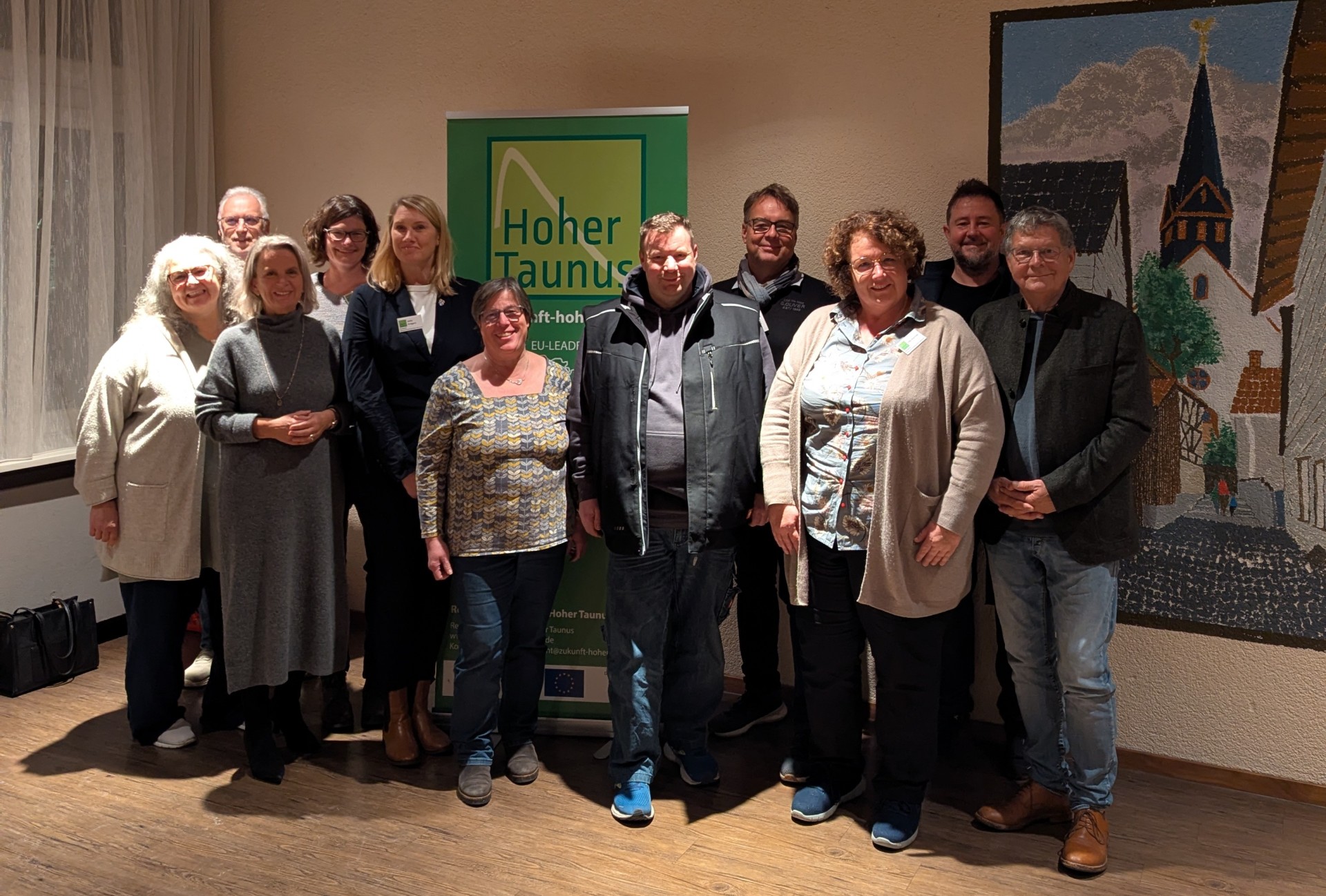 Auf dem Bild sind elf Mitglieder des neu gewählten Vorstands zu sehen, stellvertretend für das gesamte engagierte Team.