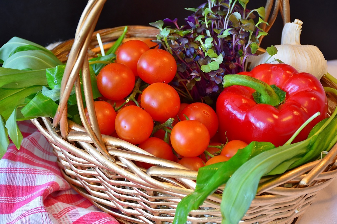 Wochenmarkt auf Gründonnerstag Ein Korb voll mit Gemüse (Tomaten,Paprika,Salat)