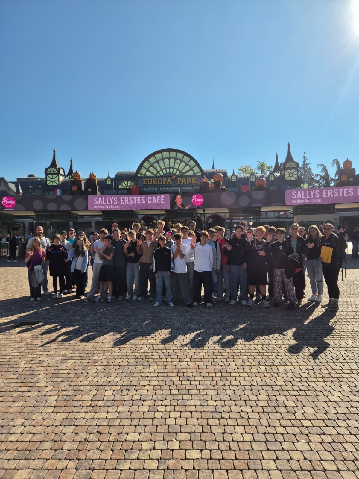 Gruppe von Jugendlichen vor dem Eingang des Europa-Parks