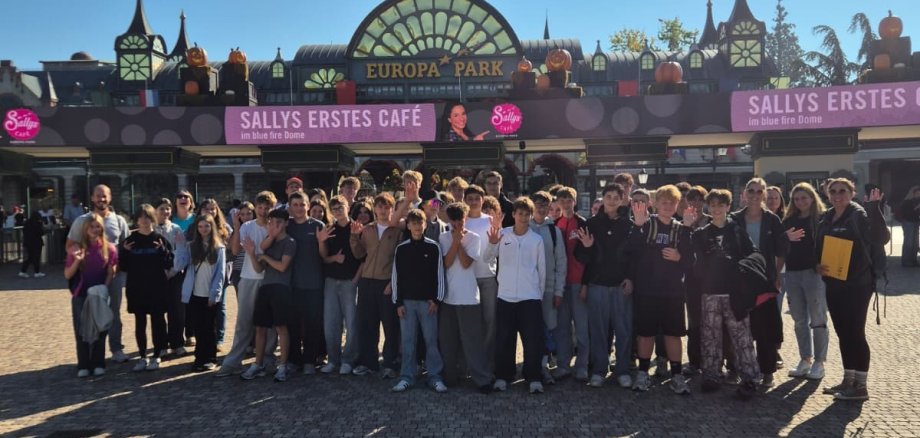 Gruppe von Jugendlichen vor dem Eingang des Europa-Parks