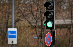 Ampelanlage Eine Ampel, welche auf grün steht. Darunter ist ein Halteverbotsschild angebracht.