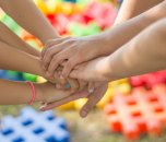 Sieben Kinderhände schlagen ein.
