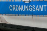 Die Tür eines Ordnungsamtfahrzeuges mit der Aufschrift "Ordnungsamt"