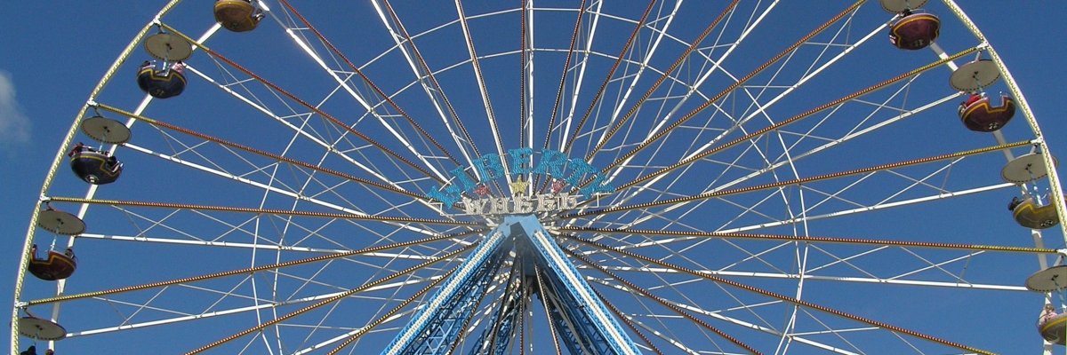 Reisenrad vor blauem Himmel.