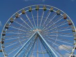 Rieserad Reisenrad vor blauem Himmel.