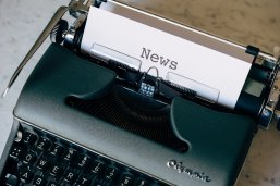 Schreibmaschine Eine schwarze Schreibmaschine mti einem Blatt mit der Aufschrfit "News"