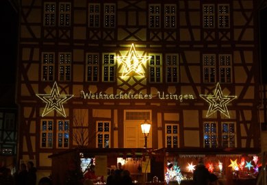 Weihnachtsmarkt Frontansicht des weihnachtlich beleuchteten Rathauses.