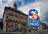 Außenansicht des Rathaus Usingen mit Kompass-Logo.