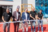 V. l. n. r.: Henry-Brauer (Geschäftsführer der Aquasport Wasserwelten), die Geschäftsführer der MLZ AG Heiko Zeuner und Friedhelm Schuch, Bürgermeister Steffen Wernard sowie Svenja Heinz (Geschäftsführerin der Aquasport Wasserwelten) beim Banddurchschnitt zur Eröffnung der neuen Schwimmschule
